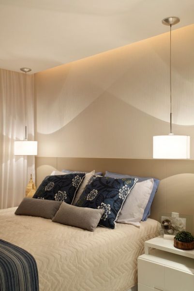 Decoração de quarto de casal pequeno com pendentes e arandelas