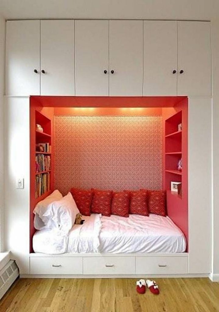 Decoração de quarto de casal pequeno com cama embutida