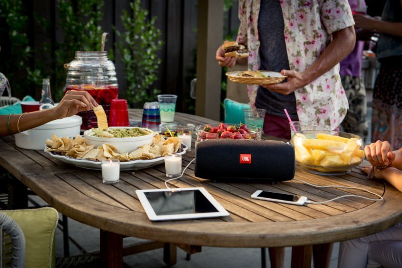 jbl xtreme carregando smartphone e tablet pelo usb