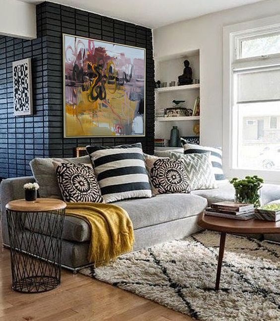 sala colorida com quadro com amarelo
