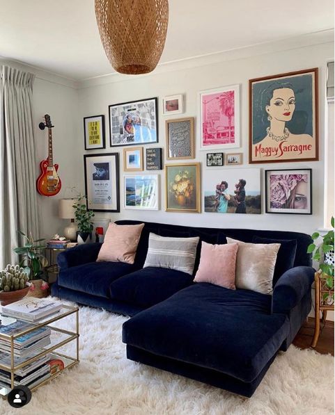 Sala colorida com quadros