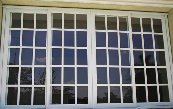 Janela com pinazios e vidros com perfil de aluminio branco