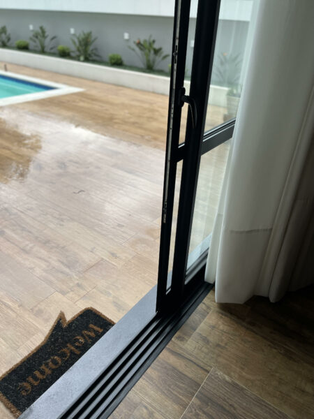 Esquadria de aluminio preta de correr